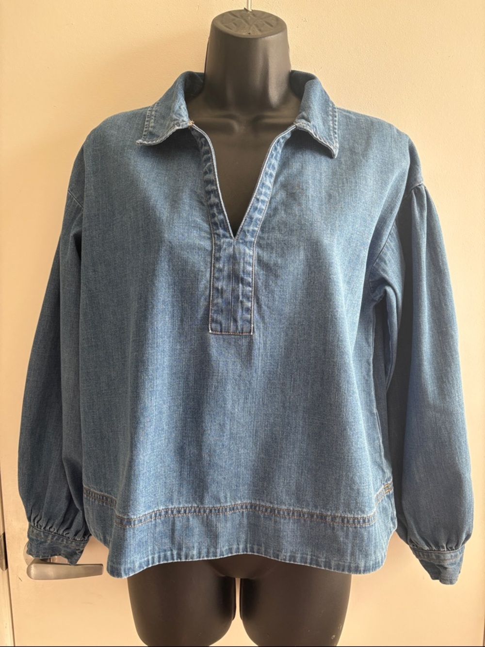 Banana Republic V Neck Chambray Bishop Sleeve Relaxed fit Denim Preppy Top SZ S